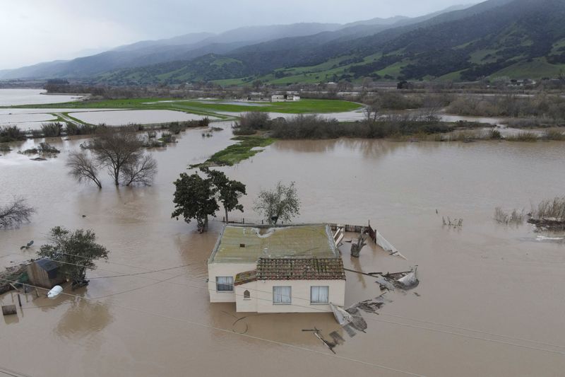 &copy; Reuters. A home on agricultural land is seen amid flooding from the Salinas River in Salinas, California, U.S., January 13, 2023.  REUTERS/David Swanson