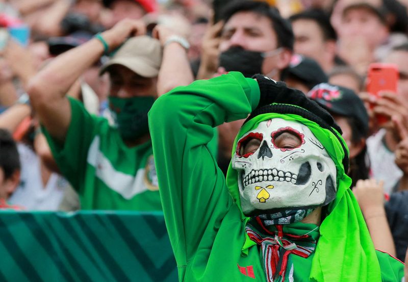 &copy; Reuters. Torcedores do México em partida do país na Copa do Mundo
30/11/2022
REUTERS/Henry Romero  