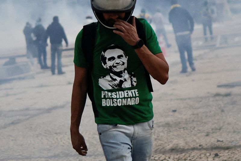 &copy; Reuters. Apoiadores de Bolsonaro durante invasões às sedes dos Três Poderes em Brasília
08/01/2023
REUTERS/Ueslei Marcelino