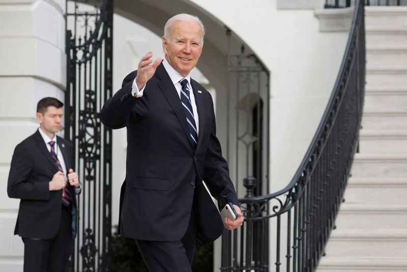 © Reuters. U.S. President Joe Biden departs the White House to board the Marine One helicopter for travel to Delaware from the White House in Washington, U.S. January 13, 2023.  REUTERS/Jonathan Ernst