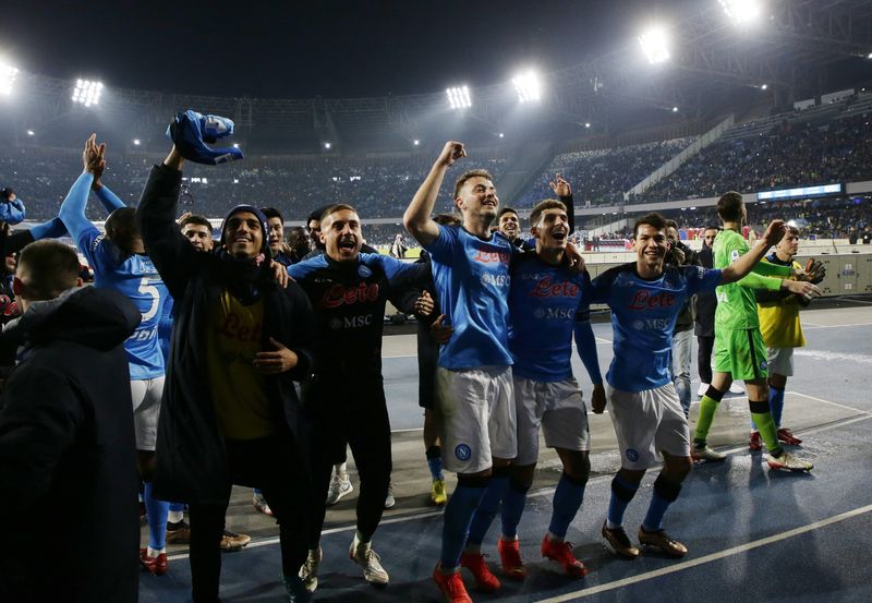 &copy; Reuters. لاعبو نابولي يحتفلون بالفوز بعد مباراة فريقهم أمام يوفنتوس في نابولي بإيطاليا يوم الجمعة. تصوير: سيرو دي لوكا - رويترز. 