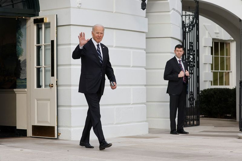 © Reuters. U.S. President Joe Biden departs the White House to board the Marine One helicopter for travel to Delaware from the White House in Washington, U.S. January 13, 2023.  REUTERS/Jonathan Ernst