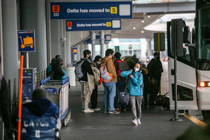 &copy; Reuters. FILE PHOTO: Passengers exit a bus at Terminal 2 as they wait for the resumption of flights at O'Hare International Airport after the Federal Aviation Administration (FAA) ordered airlines to suspend all domestic departures due to a disruption in the syste