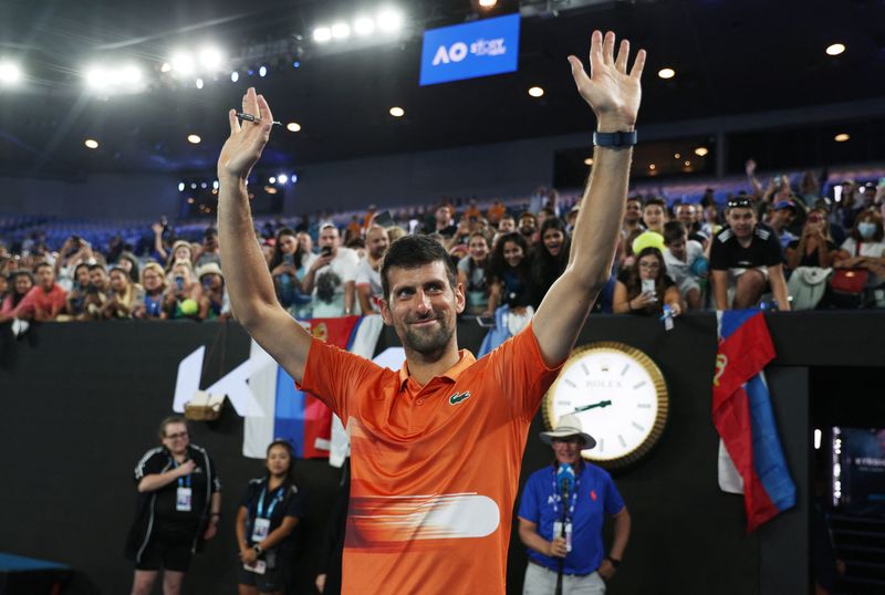 &copy; Reuters. 男子テニスで四大大会２１勝のノバク・ジョコビッチ（写真）が１３日、メルボルンでの練習試合で地元ファンからの温かい声援に「感動した」と語った（２０２３年　ロイター）