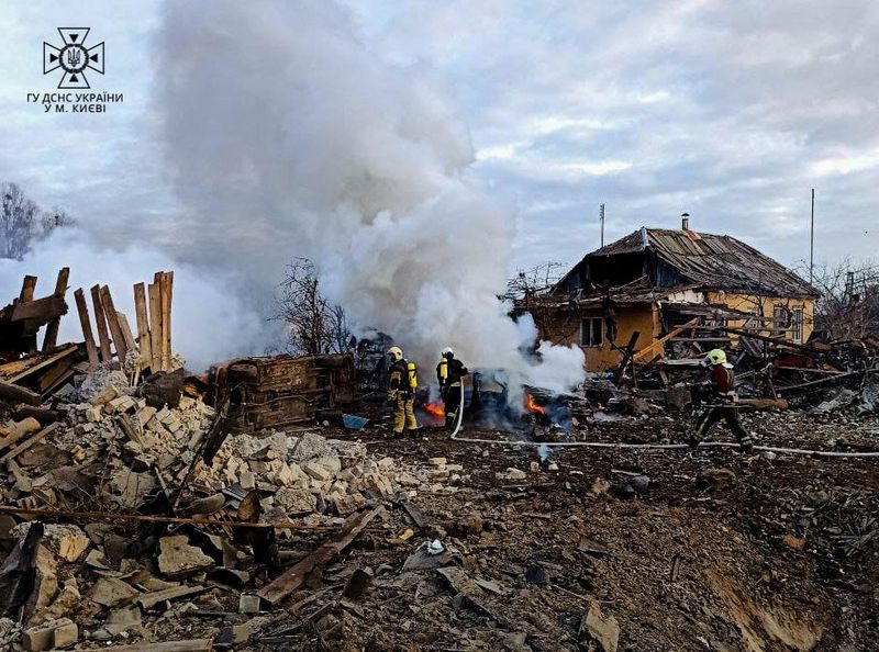 &copy; Reuters. Photo d'archives de sauveteurs travaillant sur un site de maisons endommagées par un tir de missile russe, à Kiev, en Ukraine. /Photo publiée le 29 décembre 2022/Service d'urgence de l'État ukrainien/REUTERS