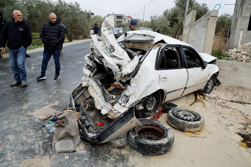 &copy; Reuters. Une voiture endommagée où deux activistes palestiniens ont été tués lors d'une opération israélienne, près de Djénine, en Cisjordanie. /Photo prise le 14 janvier 2023/REUTERS/Raneen Sawafta