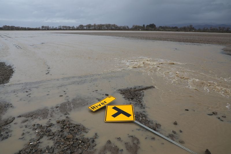 &copy; Reuters. A road sign is seen next to a country highway on agricultural land amid flooding from the Salinas River, in Salinas, California, U.S., January 13, 2023.  REUTERS/David Swanson