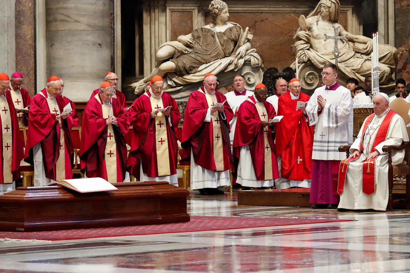&copy; Reuters. Pope Francis attends a funeral of Cardinal George Pell in St. Peter's Basilica at the Vatican, January 14, 2023. REUTERS/Remo Casilli
