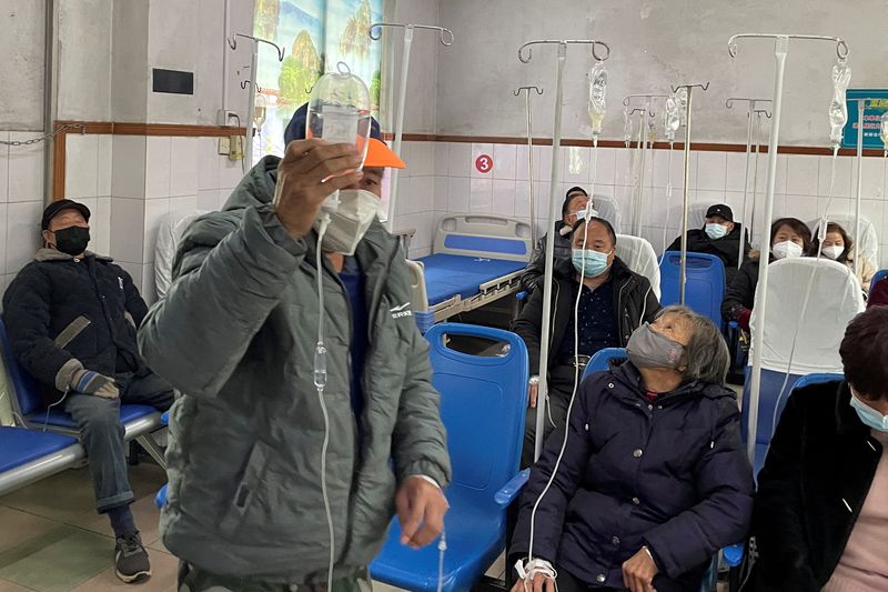 © Reuters. مرضى يتلقون العلاج وسط انتشار فيروس كورونا في إحدى قرى إقليم تشجيانغ بالصين في التاسع من يناير كانون الثاني 2023. تصوير: رويترز.

