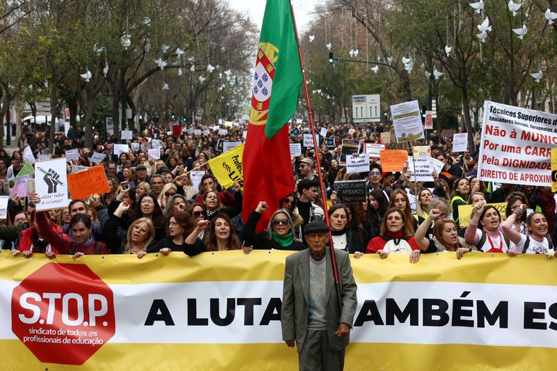 Thousands of teachers take to Lisbon streets to demand higher wages