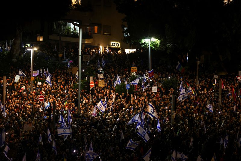 &copy; Reuters. Israelis protest against Prime Minister Benjamin Netanyahu's new right-wing coalition and its proposed judicial reforms to reduce powers of the Supreme Court in a main square in Tel Aviv, Israel January 14, 2023. REUTERS/Ronen Zvulun