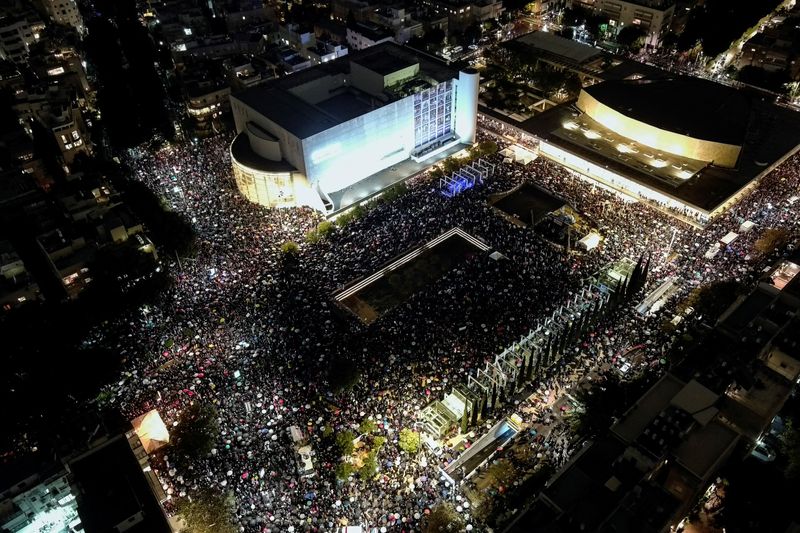 Thousands of Israelis protest against Netanyahu's legal reforms