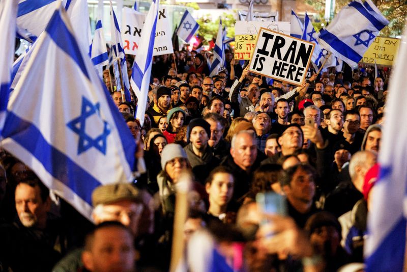 &copy; Reuters. إسرائيليون يتظاهرون في تل أبيب يوم السبت ضد الائتلاف الجديد لرئيس الوزراء بنيامين نتنياهو اليميني وإصلاحاته القضائية المقترحة. تصوير: عمير