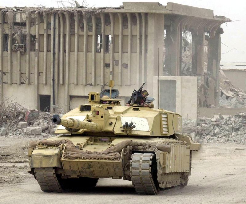 © Reuters. دبابة من طراز تشالنجر2 من اللواء المدرع البريطاني السابع تتحرك داخل مدينة البصرة العراقية. صورة من ممثل لوكالات الأنباء .  