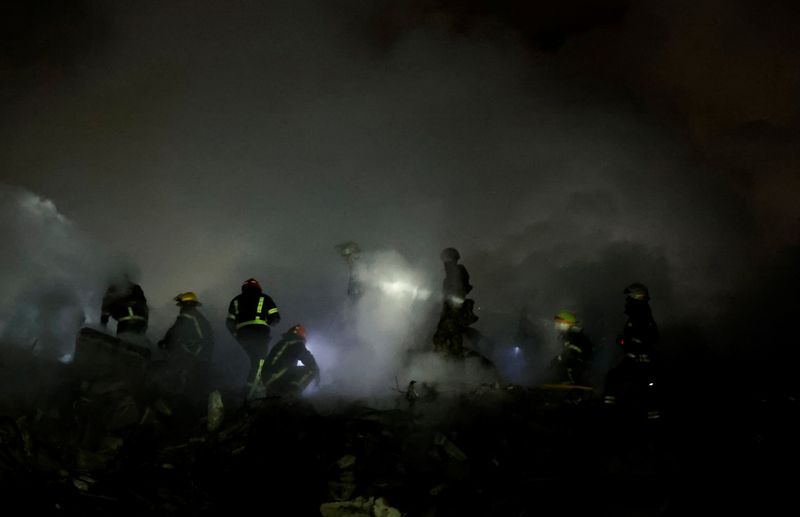 &copy; Reuters. Emergency personnel work at the site where an apartment block was heavily damaged by a Russian missile strike, amid Russia's attack on Ukraine, in Dnipro, Ukraine January 15, 2023. REUTERS/Clodagh Kilcoyne