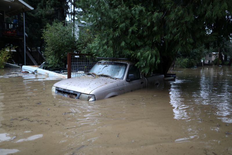 &copy; Reuters. نهر سان لورينز يفيض في فيلتون جروف بكاليفورنيا يوم السبت. تصوير: ديفيد سوانسون - رويترز