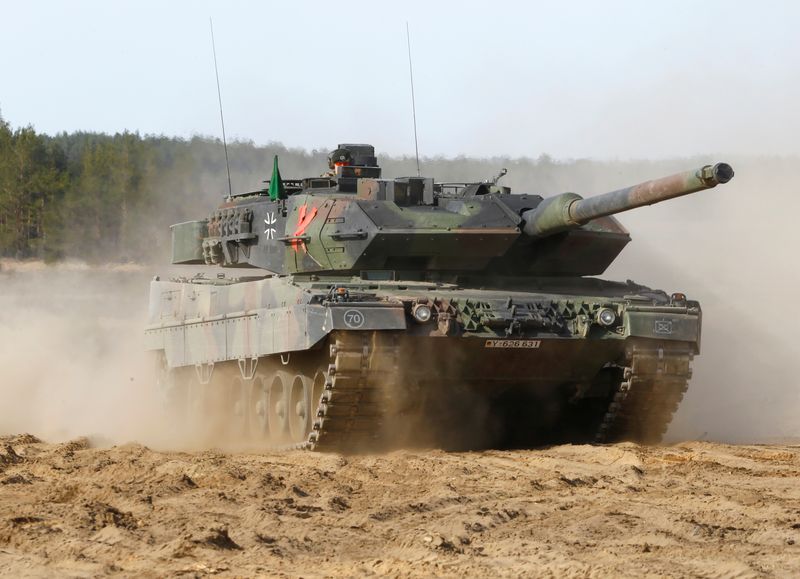 &copy; Reuters. FILE PHOTO: German army battle tank Leopard 2 returns after NATO enchanced Forward Presence Battle Group Lithuania exercise in Pabrade military training field, Lithuania, May 17, 2017. REUTERS/Ints Kalnins