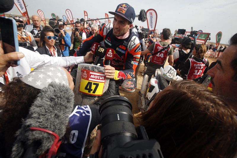 &copy; Reuters. الأرجنتيني كيفن بنافيديس يتحدث لوسائل الإعلام بعدما فاز بلقب سباق الدراجات النارية برالي دكار يوم الأحد. تصوير: حمد محمد - رويترز