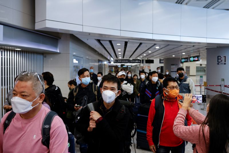 &copy; Reuters. Foto del domingo de pasajeros arribando a la West Kowloon High-Speed Train Station Terminus en Hong Kong, China
Ene 15, 2023. REUTERS/Tyrone Siu