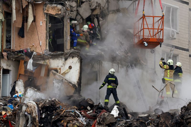 &copy; Reuters. Foto del domingo de trabajadores de rescate en un edificio bombardeado por Rusia en Dnipro
Ene 15, 2023. REUTERS/Clodagh Kilcoyne