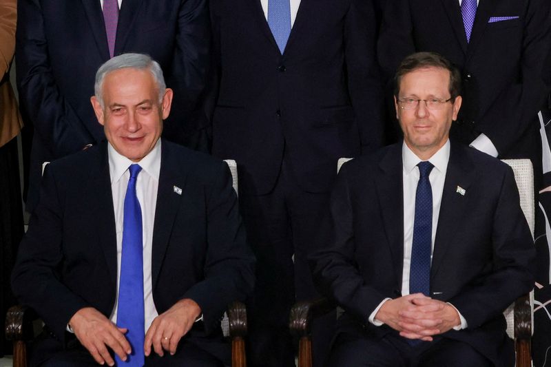 &copy; Reuters. الرئيس الإسرائيلي إسحق هرتسوج ورئيس الوزراء بنيامين نتنياهو في مراسم أداء اليمين الدستورية للحكومة الإسرائيلية الجديدة في القدس يوم 28 ديس