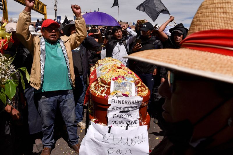 &copy; Reuters. Famílias de vítimas de confrontos no Peru
11/01/2023
REUTERS/Pedro Anza