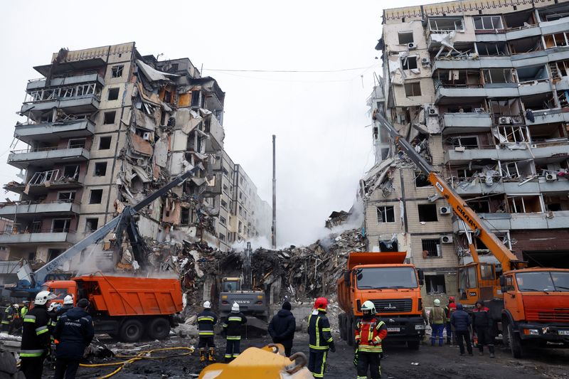 &copy; Reuters. Emergency personnel work at the site where an apartment block was heavily damaged by a Russian missile strike, amid Russia's attack on Ukraine, in Dnipro, Ukraine January 15, 2023. REUTERS/Clodagh Kilcoyne