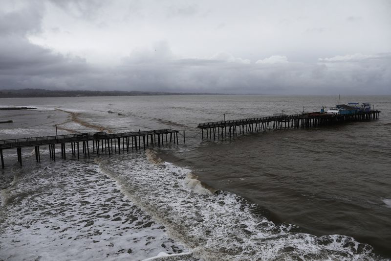 © Reuters. A damaged pier is seen in Capitola, California, U.S., January 15, 2023.  REUTERS/David Swanson