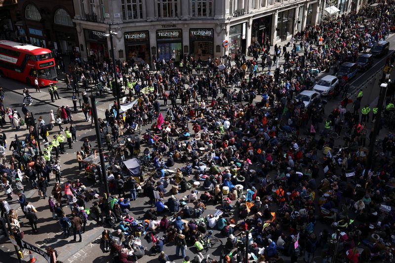 © Reuters. FILE PHOTO: Climate activists from Extinction Rebellion take part in a demonstration at Oxford Circus in London, Britain, April 9, 2022. REUTERS/Henry Nicholls