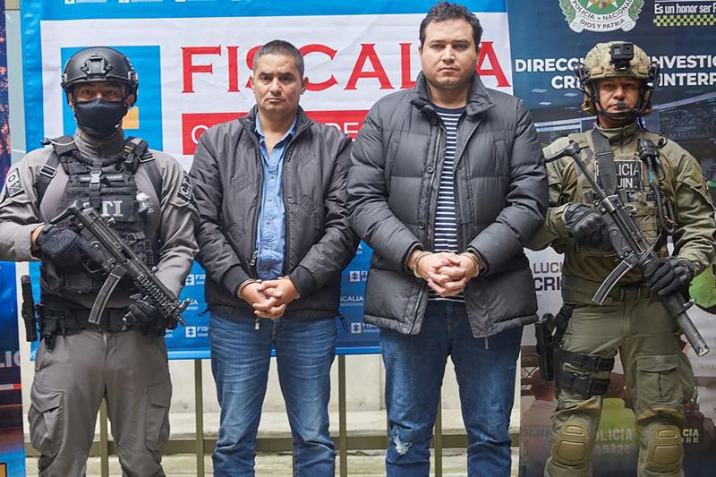 &copy; Reuters. Agents of the Technical Investigation Corps (CTI) and the Judicial Investigation Directorate (DIJIN) pose for a photo with brothers Andres Felipe and Ramen Emilio Perez Hoyos, who according to the authorities participated in the murder of the Paraguayan p