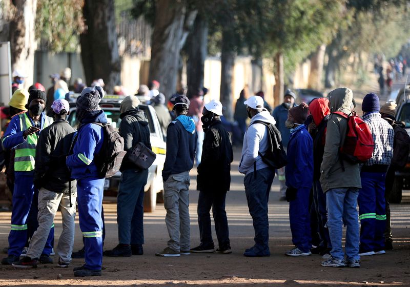 &copy; Reuters. FILE PHOTO: Job seekers stand outside a construction site ahead of the release of the unemployement numbers by Statistics South Africa, in Eikenhof, south of Johannesburg, South Africa, June 23, 2020. REUTERS/Siphiwe Sibeko/File Photo/File Photo