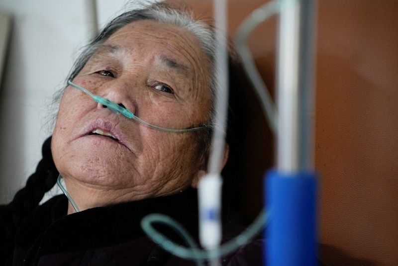 &copy; Reuters. FILE PHOTO: Weng Shuiye, a 77-year-old receives oxygen at a hospital, amid the coronavirus disease (COVID-19) outbreak, at a village in Tonglu county, Zhejiang province, China January 9, 2023. REUTERS/Staff