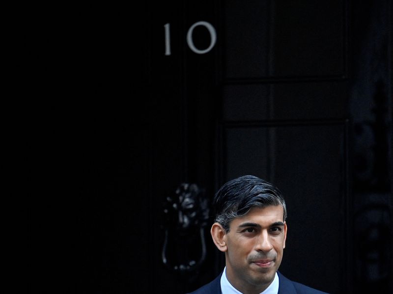 &copy; Reuters. Le Premier ministre britannique Rishi Sunak quitte Downing Street pour les chambres du Parlement à Londres. /Photo prise le 11 janvier 2023/REUTERS/Toby Melville