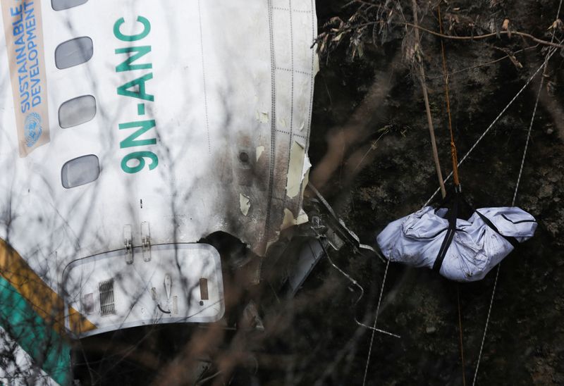 © Reuters. A rescue team recovers the body of a victim from the site of the plane crash of a Yeti Airlines operated aircraft, in Pokhara, Nepal January 16, 2023. REUTERS/Rohit Giri 