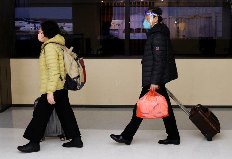 &copy; Reuters. FOTO DE ARCHIVO. Pasajeros de un avión procedente de Dalian, en China, se dirigen a la zona de pruebas de la enfermedad por coronavirus (COVID-19) a su llegada al aeropuerto internacional de Narita, en Narita, al este de Tokio, Japón. 12 de enero de 202