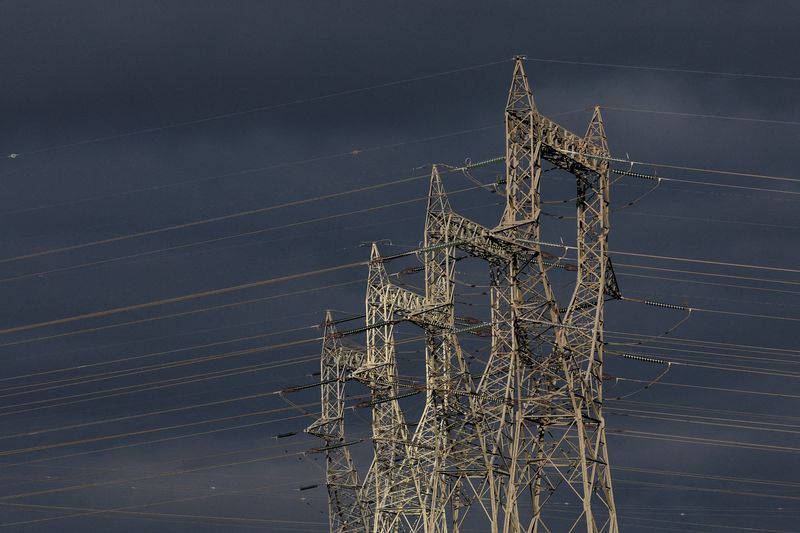 &copy; Reuters. Des pylônes électriques de lignes électriques à haute tension sont vus à Saint-Folquin. /Photo prise le 4 octobre 2022/REUTERS/Pascal Rossignol