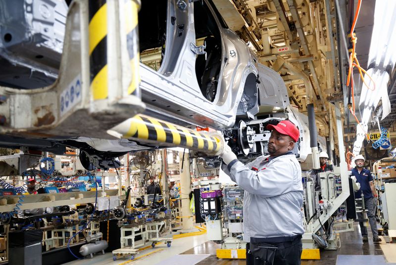 &copy; Reuters. トヨタ自動車は１６日、２０２３年暦年の世界生産台数（トヨタ車とレクサス車）の目安として上限を１０６０万台にすると発表した。写真は南アフリカのダーバン工場。昨年８月撮影。（