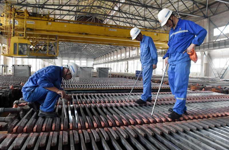 &copy; Reuters. FOTO DE ARCHIVO: Trabajadores inspeccionan la producción de cátodos de cobre en una planta de Jinlong Copper en Tongling