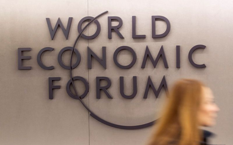 &copy; Reuters. FOTO DE ARCHIVO. Una mujer camina junto al logo del Foro Económico Mundial (FEM) 2023 en el Centro de Congresos de Davos en la estación alpina de Davos, Suiza. 15 de enero de 2023. REUTERS/Arnd Wiegmann