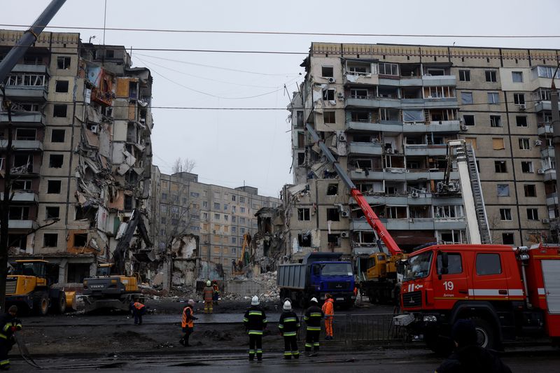 &copy; Reuters. Equipes de resgate trabalham em bloco de apartamentos atingido por ataque russo, em Dnipro
16/01/2023
REUTERS/Clodagh Kilcoyne