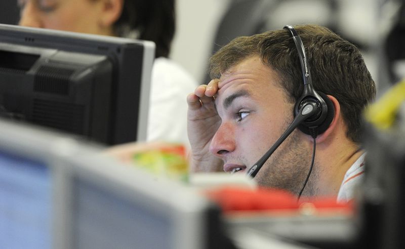 &copy; Reuters. Un trader travaille à l'indice IG, à Londres. /Photo prise le 11 juin 2011/REUTERS/Paul Hackett