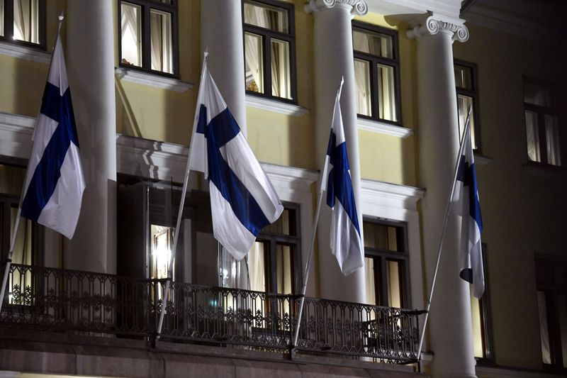 &copy; Reuters. FOTO DE ARCHIVO: Banderas de Finlandia ondean en el Palacio Presidencial mientras la tradicional recepción del Día de la Independencia del presidente finlandés ha sido cancelada debido a la pandemia de COVID-19, en Helsinki, Finlandia. 6 de diciembre, 