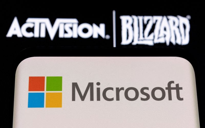 &copy; Reuters. Photo d'illustration du logo de Microsoft sur un smartphone devant les logos d'Activision et Blizzard. /Photo prise le 18 janvier 2022/REUTERS/Dado Ruvic/Illustration