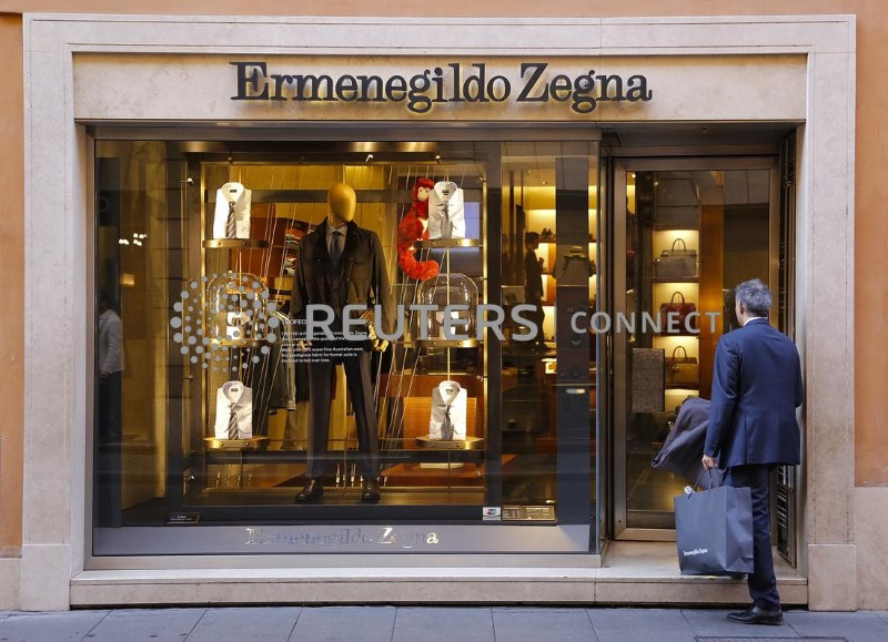 &copy; Reuters. Un uomo entra in un negozio Ermenegildo Zegna a Roma. 10 febbraio 2016 REUTERS/Tony Gentile