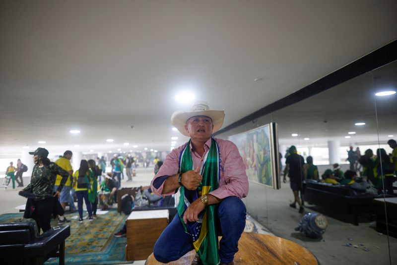 &copy; Reuters. Bolsonaristas radicais invadem Palácio do Planalto
08/01/2023
REUTERS/Adriano Machado