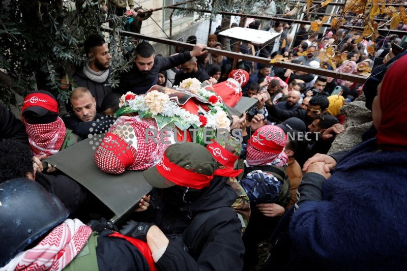 &copy; Reuters. Persone trasportano il feretro del 14enne palestineste Amer Khmour, ucciso dall'esercito israeliano durante un raid a Betlemme, in Cisgiordania. 16 gennaio 2023.   REUTERS/Mussa Qawasma