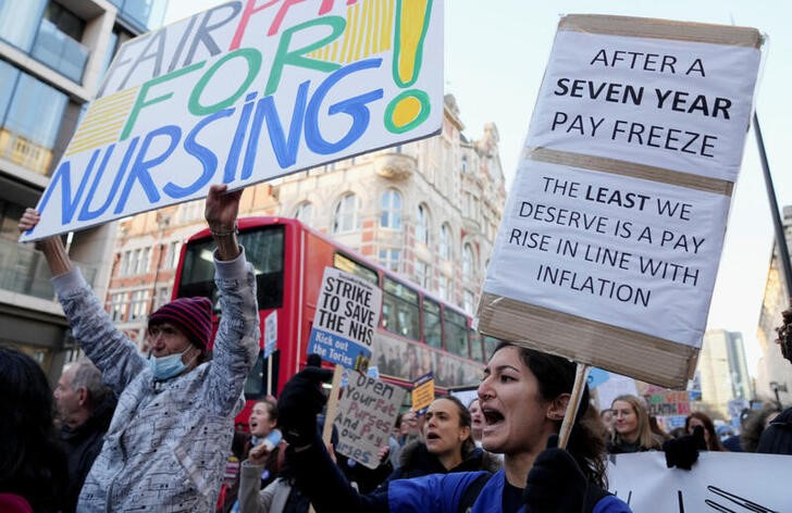 &copy; Reuters. Enfermeiras e enfermeiros fazerm passeata durante greve em Londres
20/12/2022
REUTERS/Maja Smiejkowska