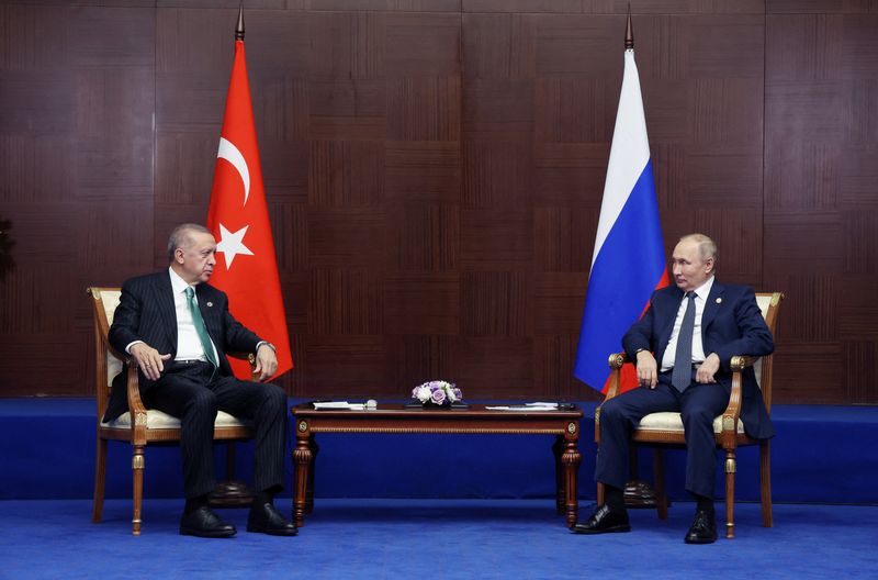 &copy; Reuters. Il presidente russo Vladimir Putin e l'omologo turco Tayyip Erdogan durante un incontro ad Astana, Kazakistan, 13 ottobre 2022.  Sputnik/Vyacheslav Prokofyev/Pool via REUTERS