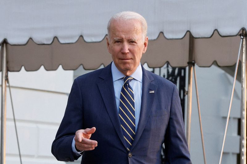 &copy; Reuters. FILE PHOTO: U.S. President Joe Biden walks before boarding the Marine One helicopter to travel to Walter Reed National Military Medical Center for the first lady Jill Biden to undergo Mohs surgery for skin cancer, from the White House in Washington, U.S.,