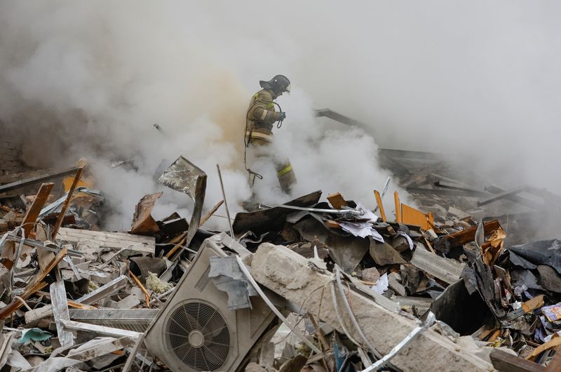 &copy; Reuters. Emergency personnel work among debris at the site where a building was heavily damaged in recent shelling in the course of Russia-Ukraine conflict in Donetsk, Russian-controlled Ukraine, January 16, 2023. REUTERS/Alexander Ermochenko